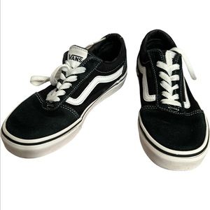 Gorgeous Vans Sneakers for girls size 3. Great condition and sleek design!